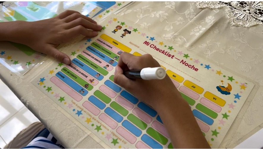 Niño completando su checklist nocturno con paz y autonomía