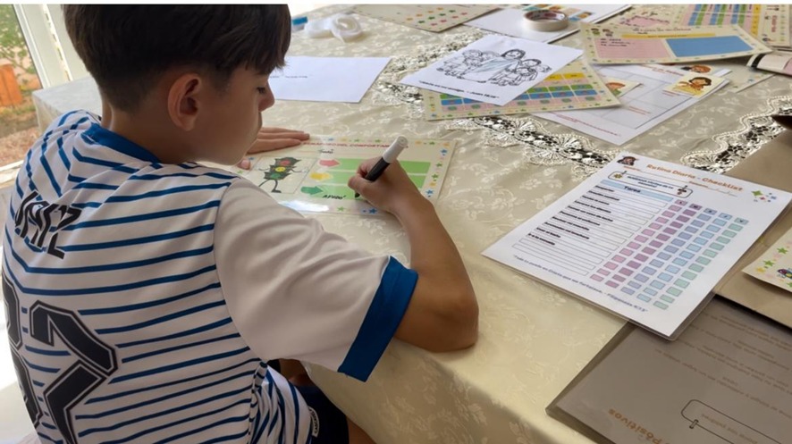 Niño preenchendo el Semáforo del Comportamiento